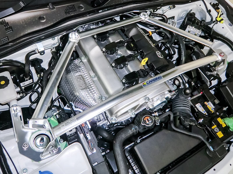 Engine outlet brace bar